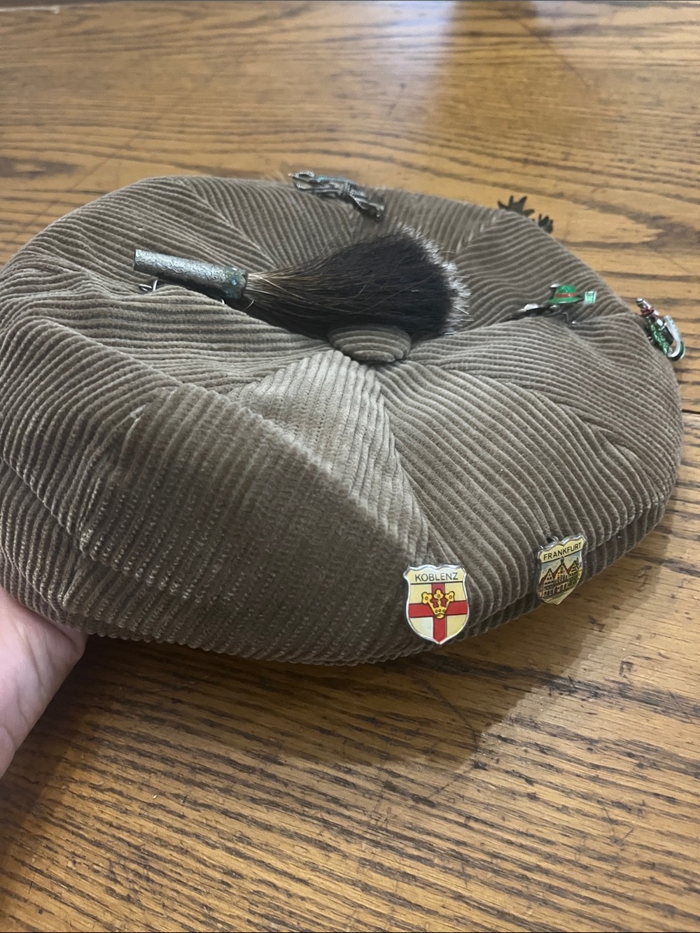 Vintage Hute Mutzen top man hat Brown Corduroy Beret with Decorative Tassel